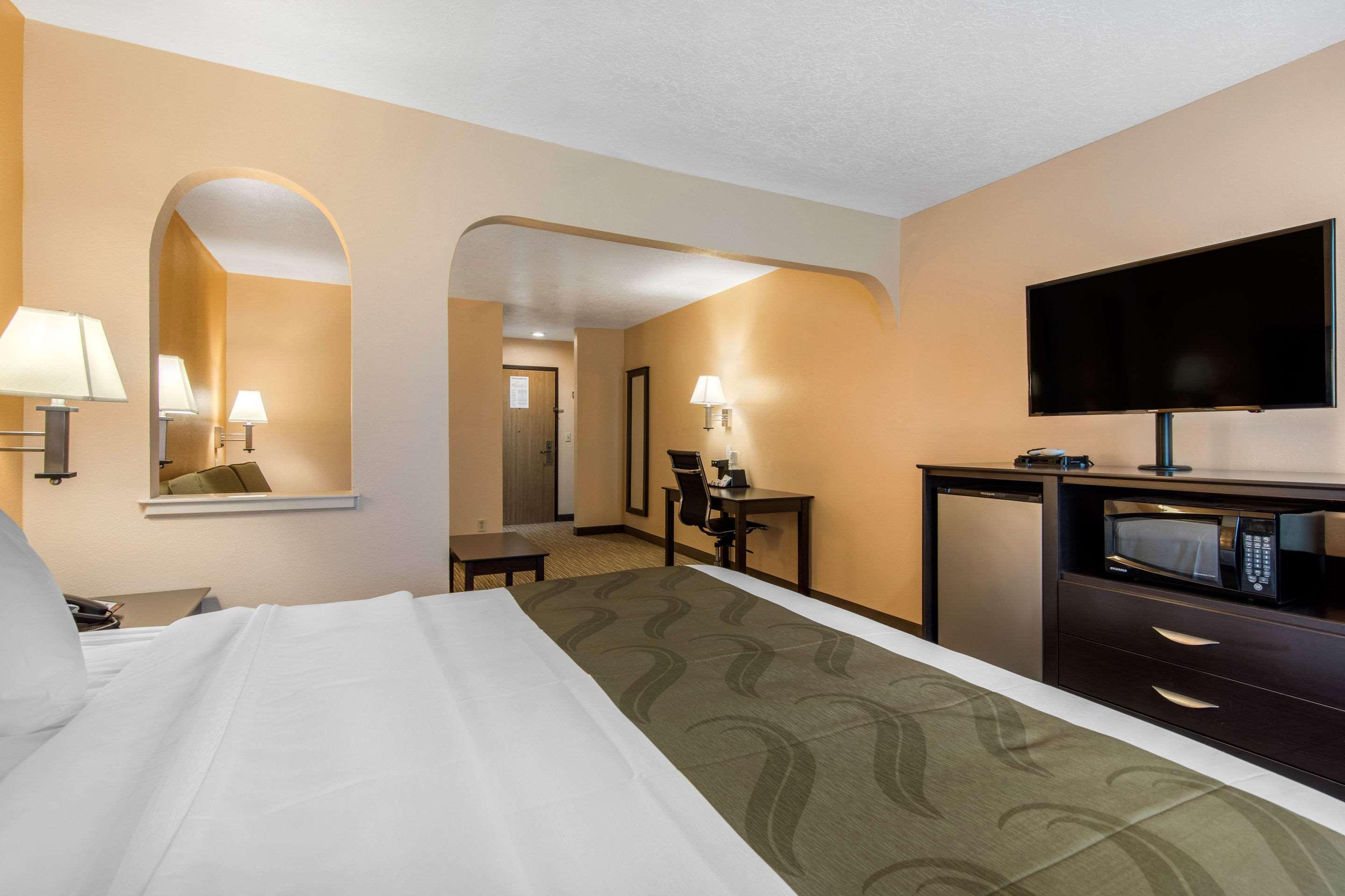 Quality Inn & Suites Albuquerque North Near Balloon Fiesta Park Exterior photo